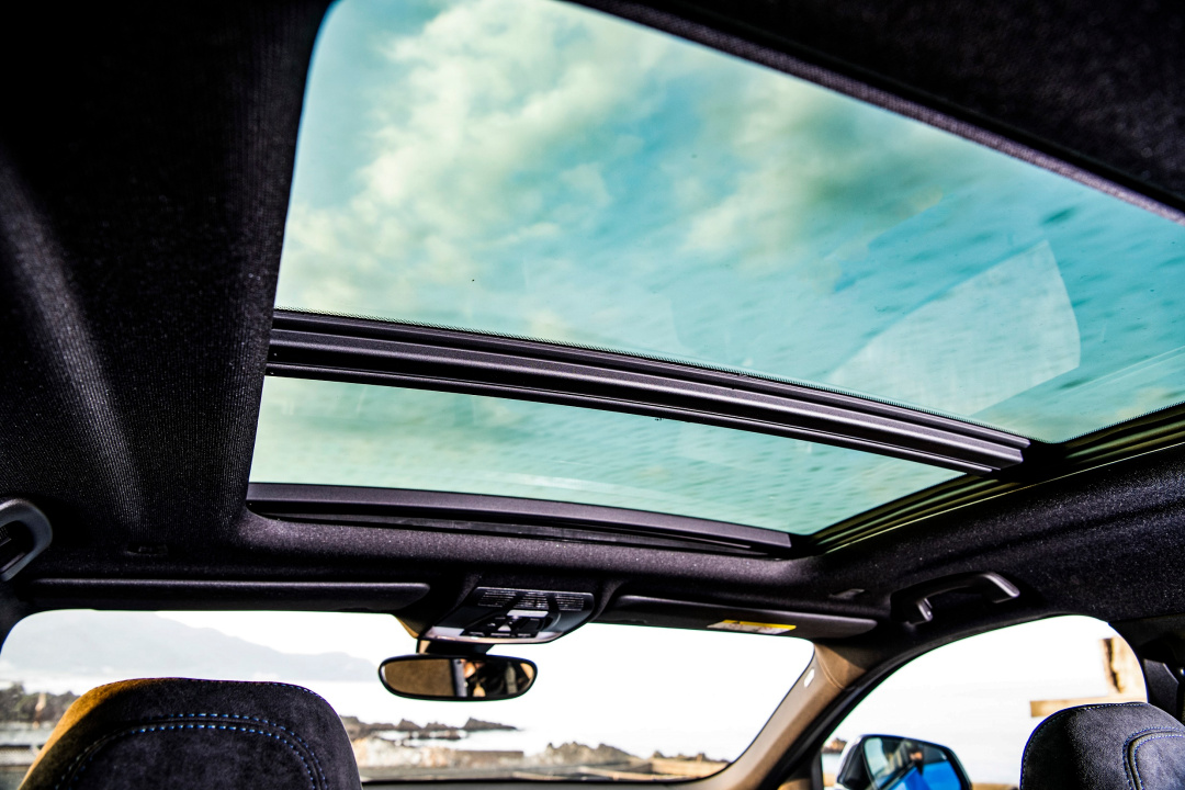 SMALL_[新聞照片六] 全新BMW X2 sDrive20i領航版升級全景式電動玻璃天窗，呈現寬闊舒適氛圍